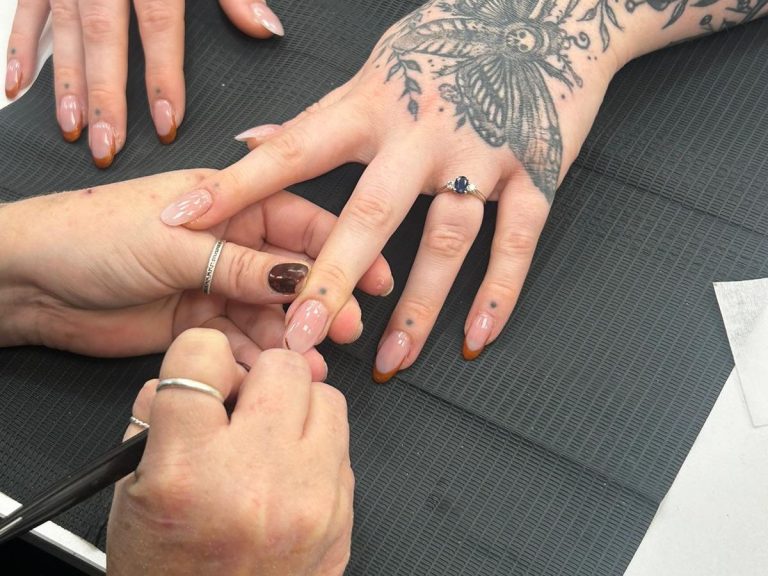 Acrylic gel nails in Swindon beauty salon Acrylic gel nails in Swindon salon