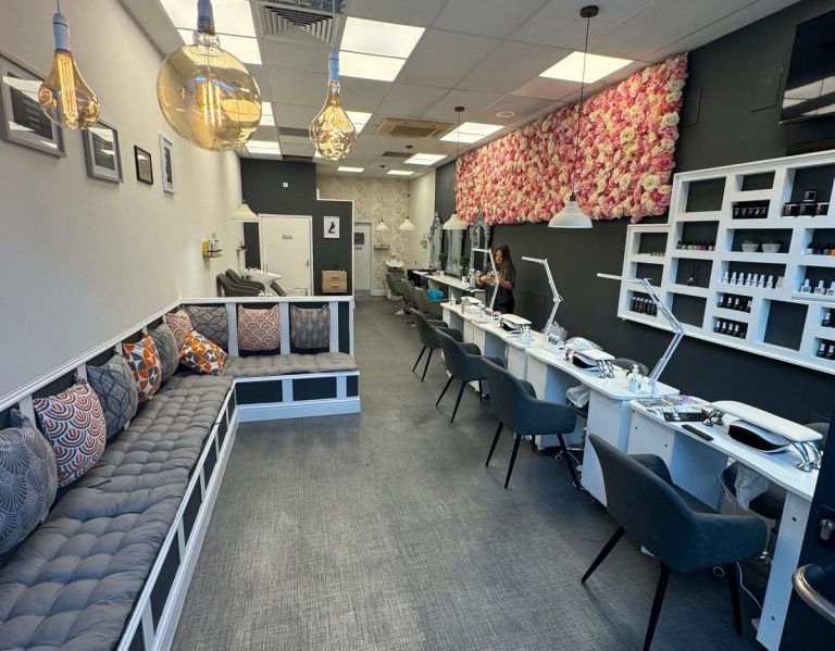 Beauty salon Swindon, hair salon swindon, eyelashes etension swindon, hair waxing Swindon, nail shop in swindon, nail salon Swindon, Swindon nail salon, eye lashes swindon Beauty salon walk in Swindon, nail salon swindon